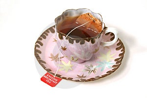 Klasické antické šálku čaju s vrecko čaju.