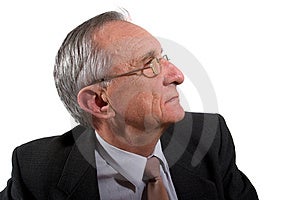 Portrét koncentrované vážne starý muž v okuliaroch, izolované na bielom.