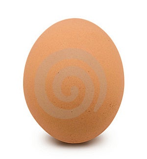 Close up di uovo su sfondo bianco con tracciato di ritaglio.