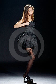 Estudio moda estilo de joven atractivo delgado una mujer posando en negro elegante ropa.