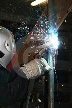 Pracovník zváranie ocele v dielni.