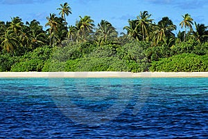 Pohled směrem k lákavé pláže a modré vody kolem tropický ostrov v Maledivy.