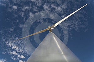 Turbina a vento girato in Spagna, in una giornata di sole, al mattino.