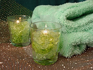 Spa essentials (zelené sviečky a uteráky)
