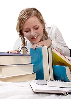 Chica de escuela o alumno mira a libros, independiente en blanco.