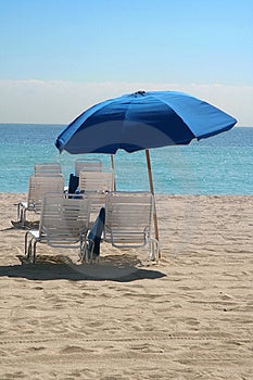 Varios Playa sillas a azul Playa un paraguas.