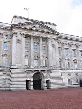 Tento obrázok zobrazuje exteriér Buckinghamského Paláca v Londýne, Anglicku.