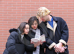 El maestro estudiantes, lectura un libro.