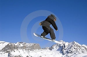 A snowboarder vysoké skákanie cez modrú oblohu.