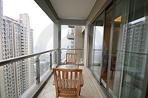 Balkón bytu s stoličky a stôl v Šanghaji.