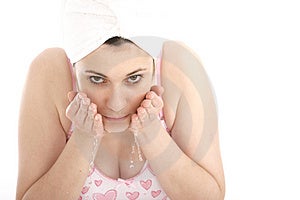 Stock-Foto von Frau waschen Ihr Gesicht.
