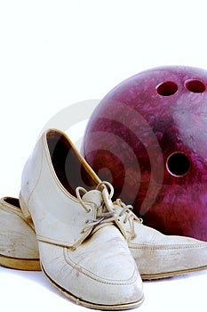 Starý pár dámske biele bowlingové topánky a starý bowlingovú guľu.