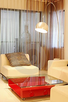 Moderno divano in soggiorno.
