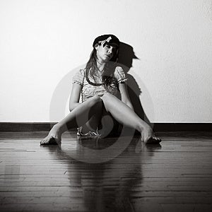 Osamelosť žena sedí na podlahe plač.