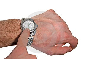Ruka ukazuje čas na ruce hodinky, izolované na bílém.