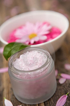 Aromaterapia soli kvety malou hĺbkou ostrosti.