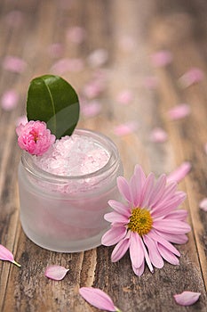 Aromaterapia soli kvety malou hĺbkou ostrosti.