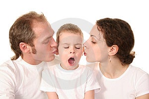 Zívanie chlapec bozkávanie s rodičmi.