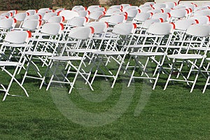 Plegable sillas colocar arriba sobre el verde césped evento.