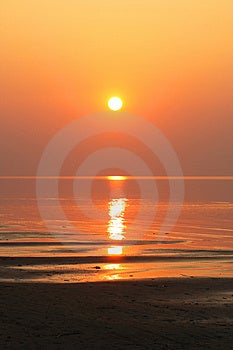 Jarní západ slunce na Baltském moři.