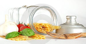 Základné ingrediencie pre jednoduché talianske cestoviny na bielom pozadí.