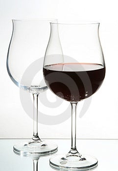 Dos vino anteojos vino tinto de cerca sobre el gris.