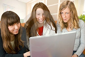 Krásne mladé ženy, surfovanie na webe.