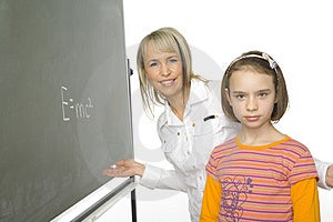 11yo dievča a jej učiteľ stoja na greenboard.