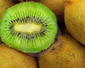Foto z čerstvého ovocia kiwi.