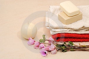 Il rosso e il bianco asciugamani e miele, saponi con la candela in bagno spa (spa concetto )