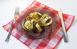Tape-line per un piatto con del nastro adesivo-line, coltello, forchetta.