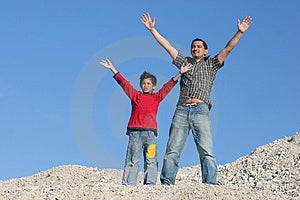 Padre e figlio in piedi su per la collina e godersi la giornata.