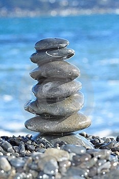 Una pila di pietre, perfettamente equilibrata, sullo sfondo di un azzurro porto.