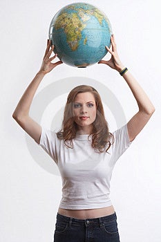Jedna mladá žena s bílou košili drží zeměkouli.