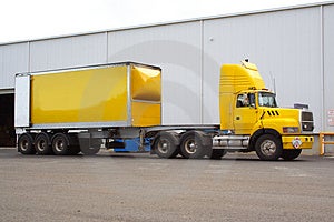 Kĺbové žltá semi nákladného auta.