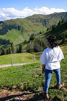 Asiatici signora walker guarda il Tirolo Austriaco.