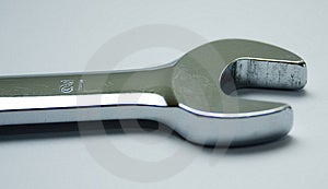 Single open-ended Schraubenschlüssel oder Schraubenschlüssel, isoliert auf weiß, Konzept der Befestigung oder Reparatur.
