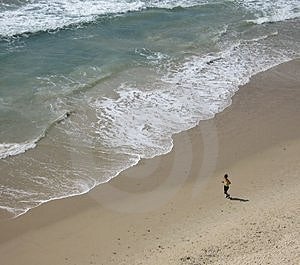Frau laufen und das Blaue Meer, junge Frau, laufen in einem schönen Strand, blaues Meer und Strand und Frau, Frau läuft.