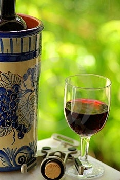 Sklo a láhev červeného vína vyrobeného v regionu Alentejo, Portugalsko.