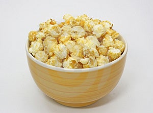 Una ciotola di popcorn su bianco.
