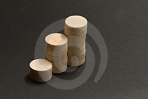 Obchodní růst graf koncept vyrobeny ze dřeva backgammon čipy.
