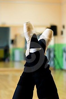 Baletní boty na nohou v baletní pozici.