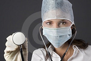 Weibliche Arzt mit Stethoskop zu hören, um die Herzfrequenz.