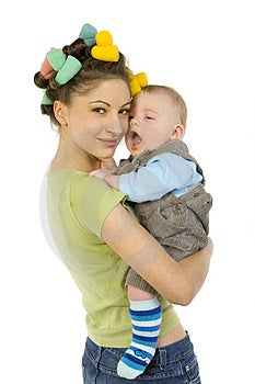 Mladá, krásna žena s dieťaťom na rukách.