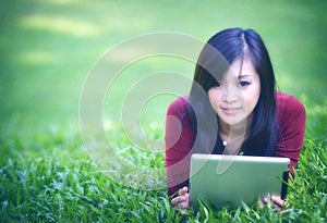 Pretty woman using tablet Royalty Free Stock Photography Pretty woman using tablet Royalty Free Stock Photography