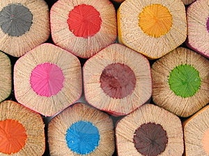Extrémní close-up z velké dřevěné barevné tužky.