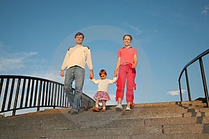 I genitori con la figlia in pietra scala.