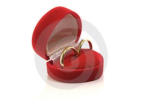 Anelli di nozze d'oro in scatola rossa isolato su bianco.
