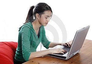 Giovani donne che lavorano su un computer portatile e sorridente.