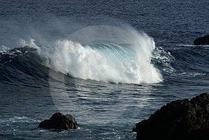 El gran ola en Pacífico Océano costa.